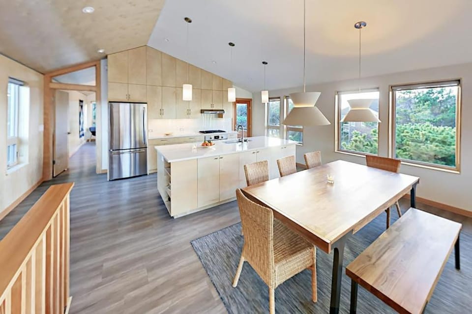 Ocean-view modern masterpiece just 4 houses down from beach - fireplace & grill House in Manzanita