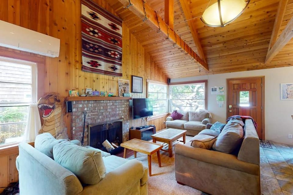 Dog-friendly home with beach access washer&dryer fireplace - near golf House in Manzanita