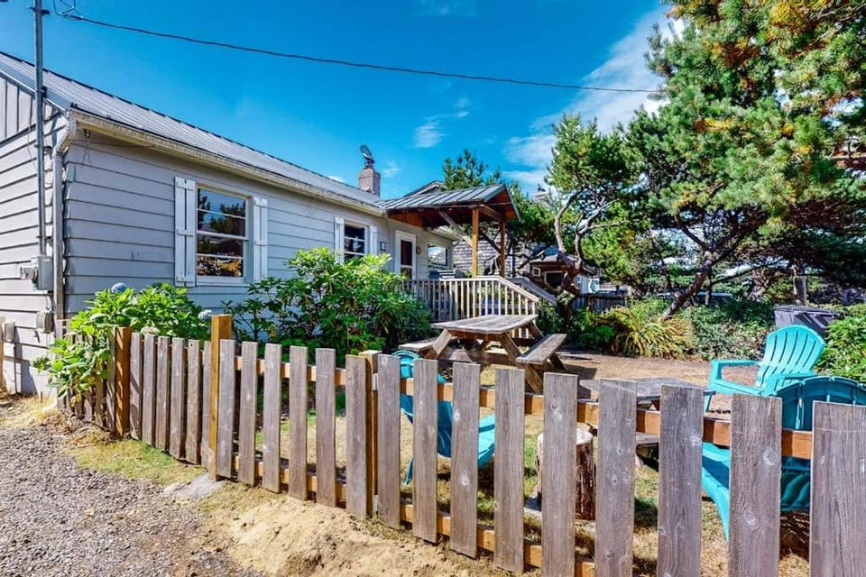 Dog-friendly home with beach access washer&dryer fireplace - near golf House in Manzanita