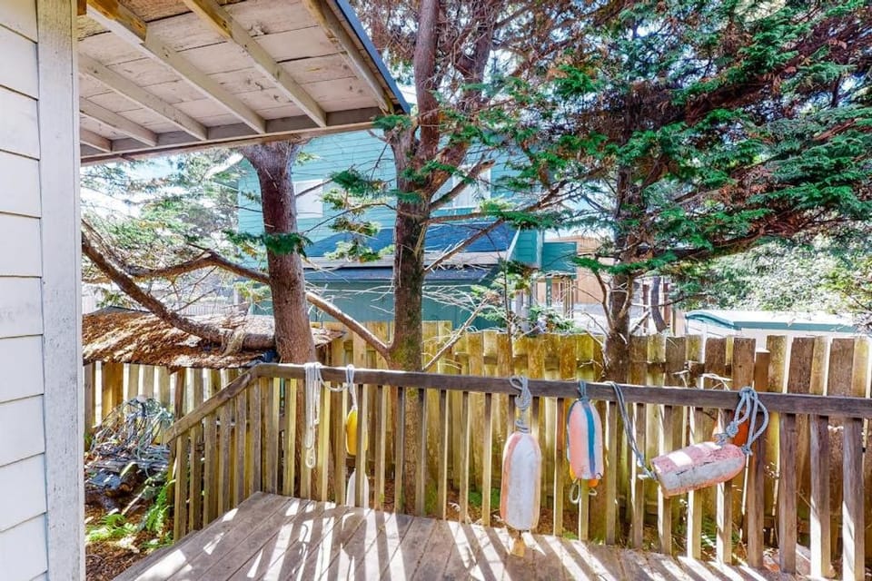 Dog-friendly home with beach access washer&dryer fireplace - near golf House in Manzanita