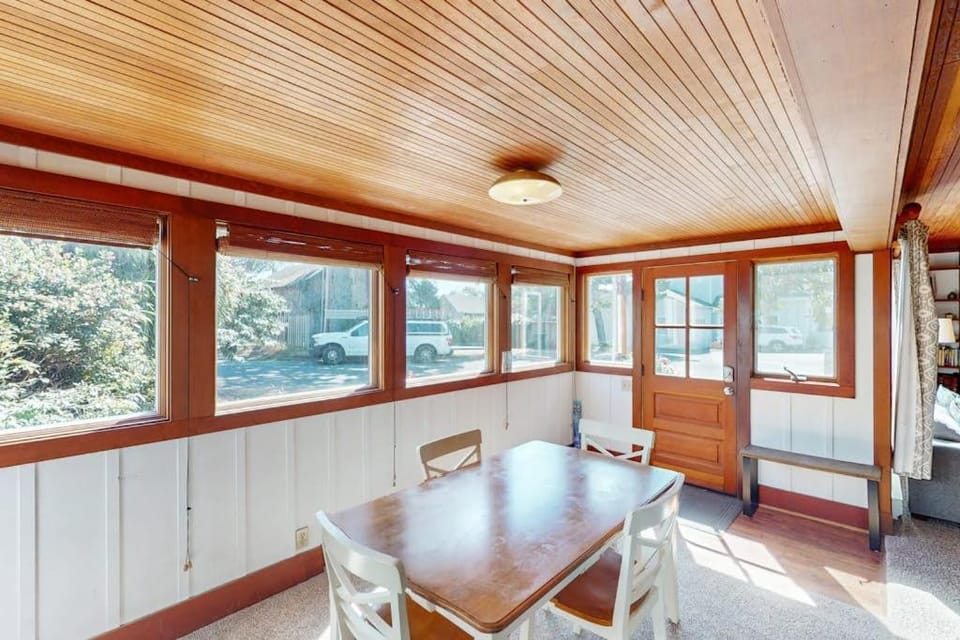 Vintage getaway in downtown Manzanita - 2 blocks to beach MCA #1123 House in Manzanita