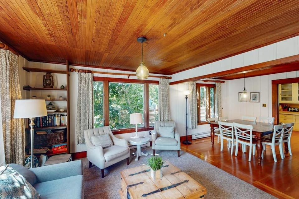 Vintage getaway in downtown Manzanita - 2 blocks to beach MCA #1123 House in Manzanita