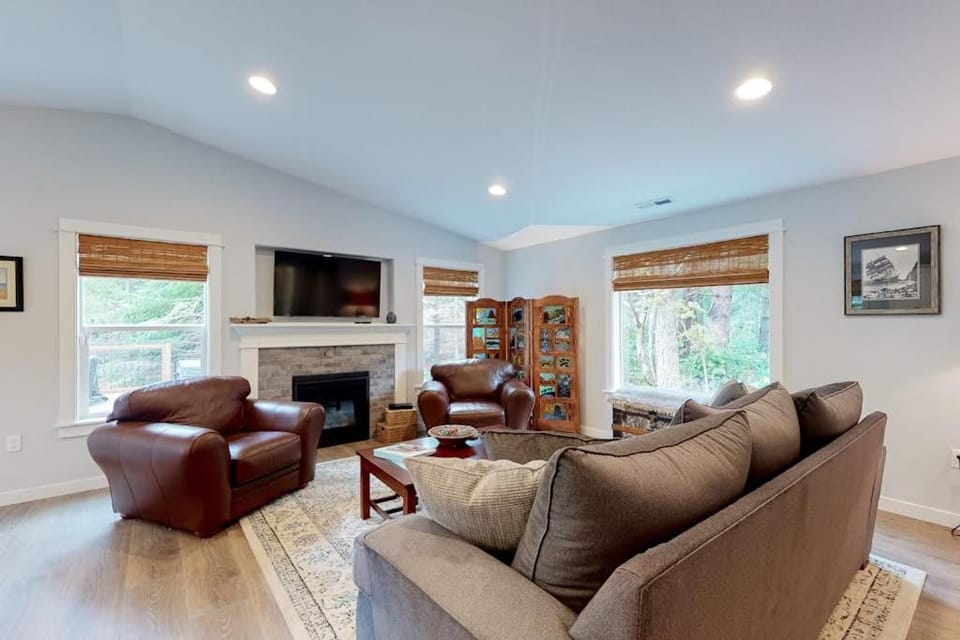 Brand-new home with hot tub deck fast WiFi central AC & great location House in Manzanita