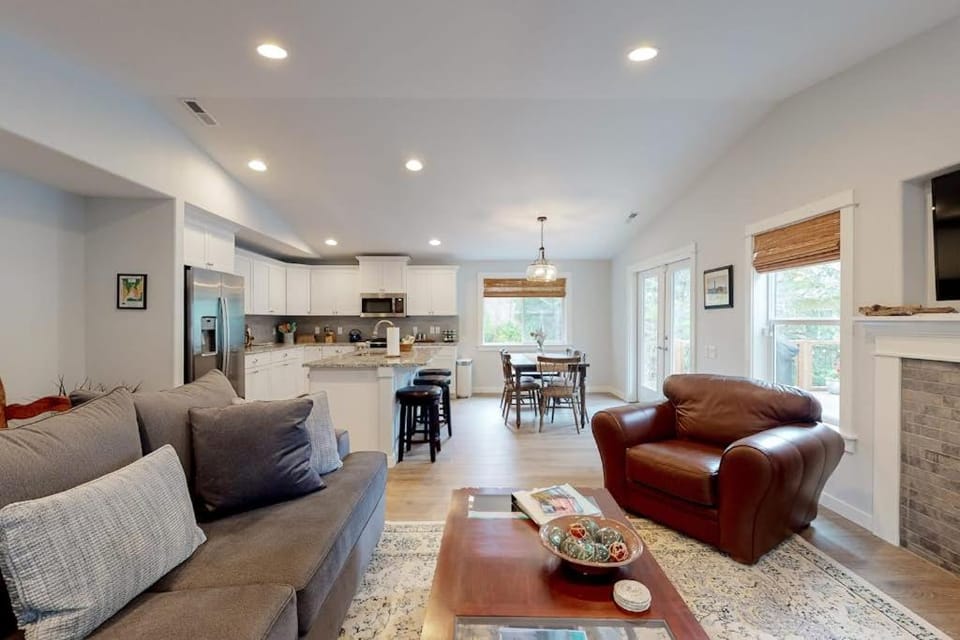Brand-new home with hot tub deck fast WiFi central AC & great location House in Manzanita