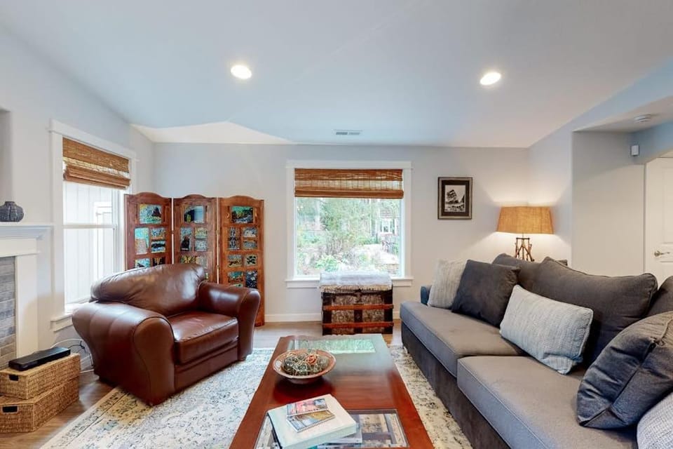 Brand-new home with hot tub deck fast WiFi central AC & great location House in Manzanita