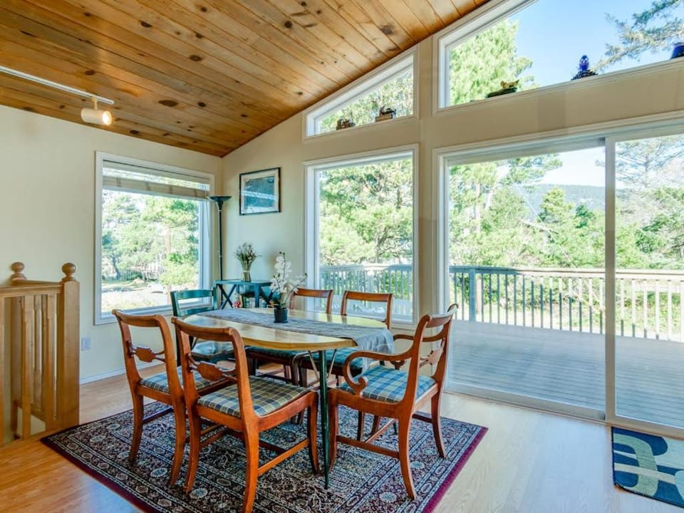 2-story dog-friendly home with beach access Ping-Pong table & grill House in Manzanita