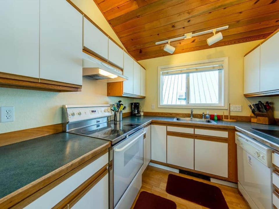 2-story dog-friendly home with beach access Ping-Pong table & grill House in Manzanita