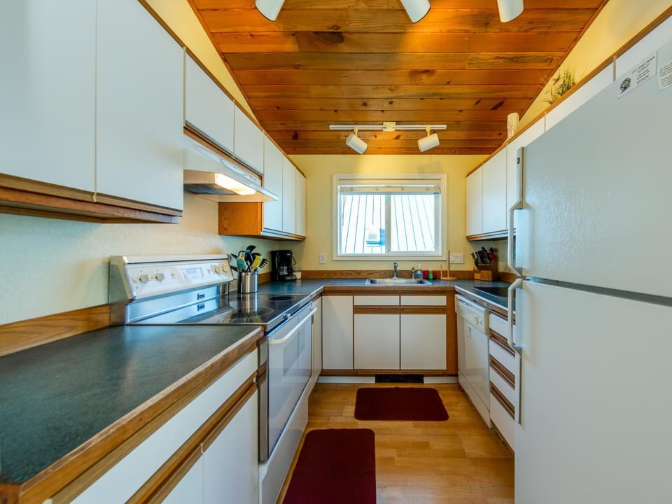 2-story dog-friendly home with beach access Ping-Pong table & grill House in Manzanita