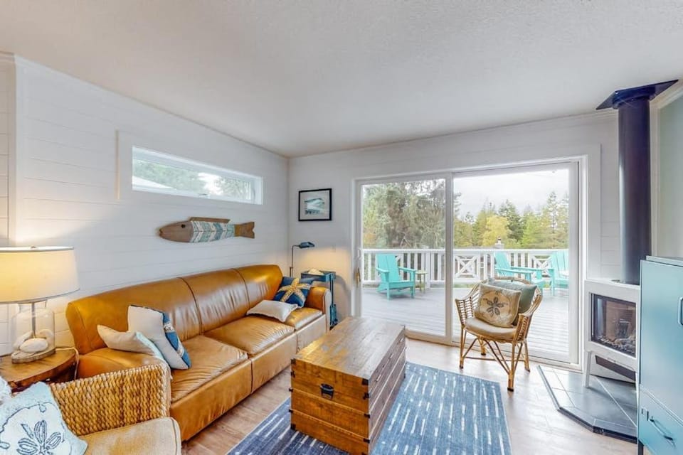 Classic dog-friendly beach house with vast outdoor living hot tub & firepit House in Manzanita