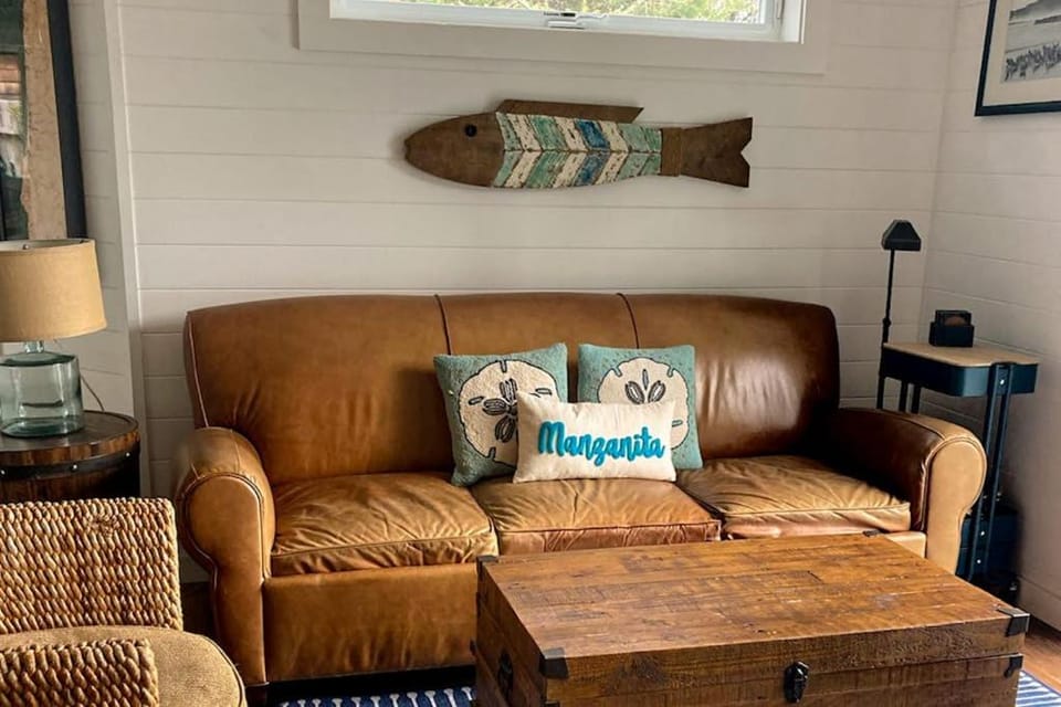 Classic dog-friendly beach house with vast outdoor living hot tub & firepit House in Manzanita