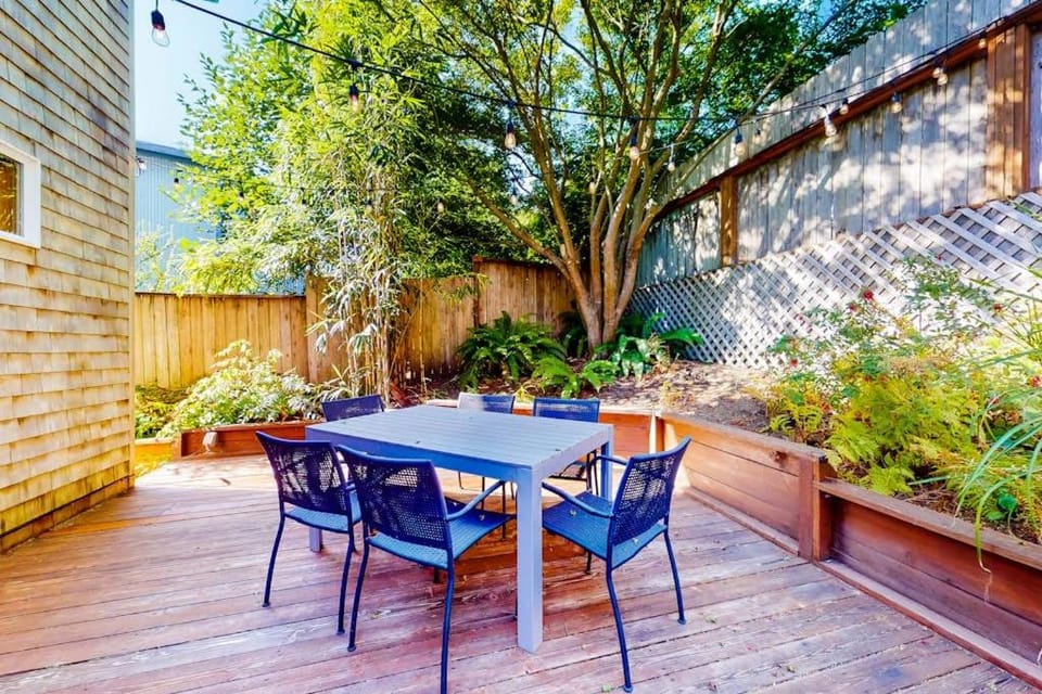 Cozy home 4 blocks from the beach with deck woodstove & sunroom House in Washington