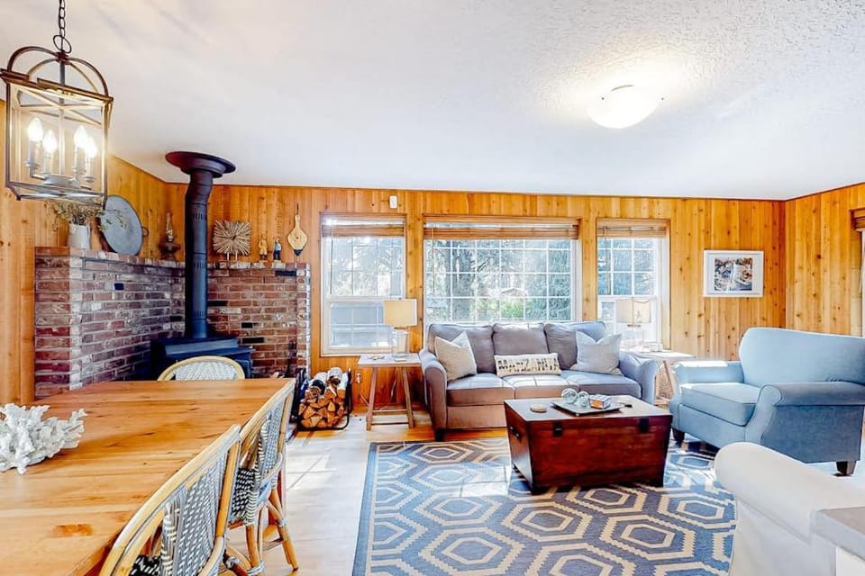 Cozy home 4 blocks from the beach with deck woodstove & sunroom House in Washington