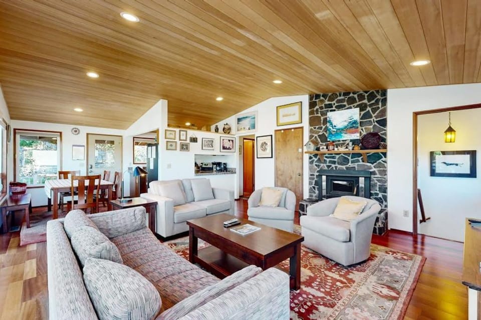 2-story dog-friendly home with Ping-Pong gas grill deck wood stove-fireplace House in Manzanita