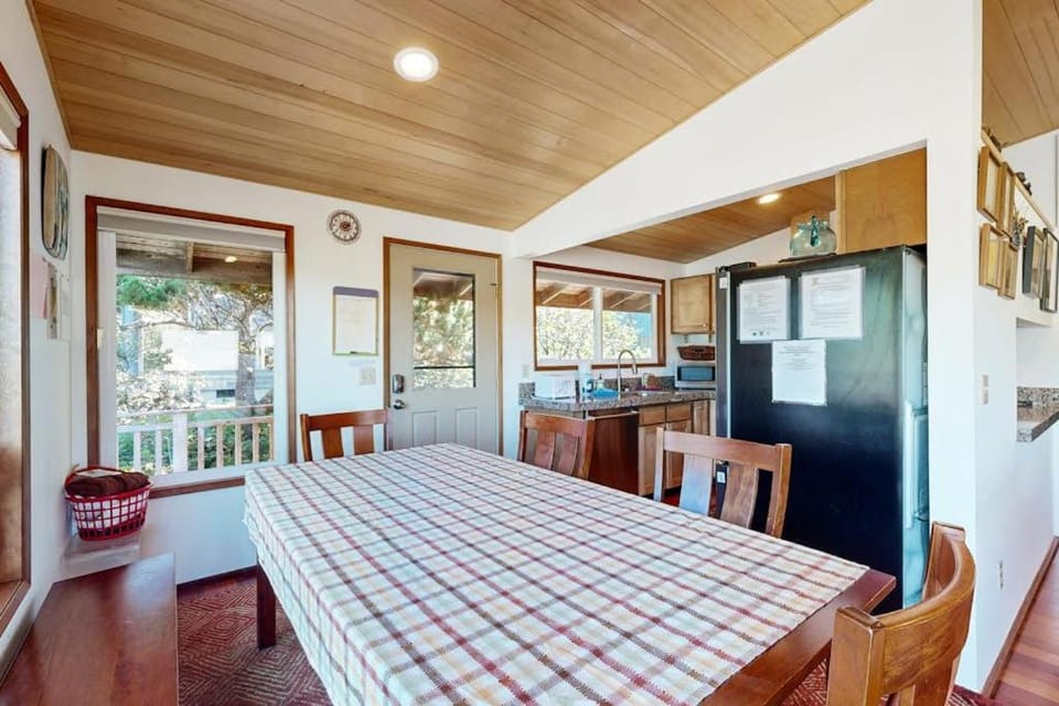 2-story dog-friendly home with Ping-Pong gas grill deck wood stove-fireplace House in Manzanita