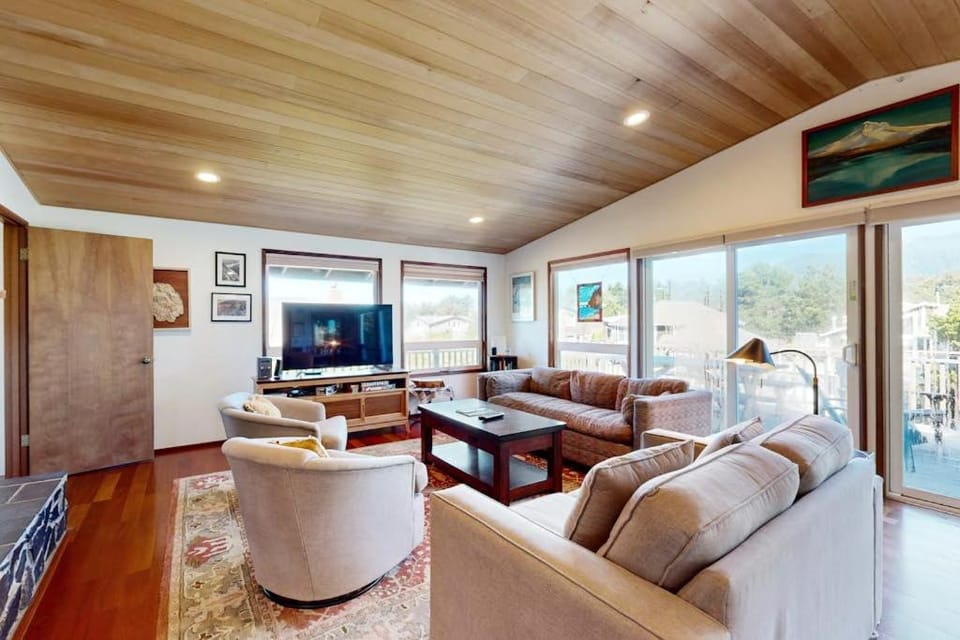 2-story dog-friendly home with Ping-Pong gas grill deck wood stove-fireplace House in Manzanita