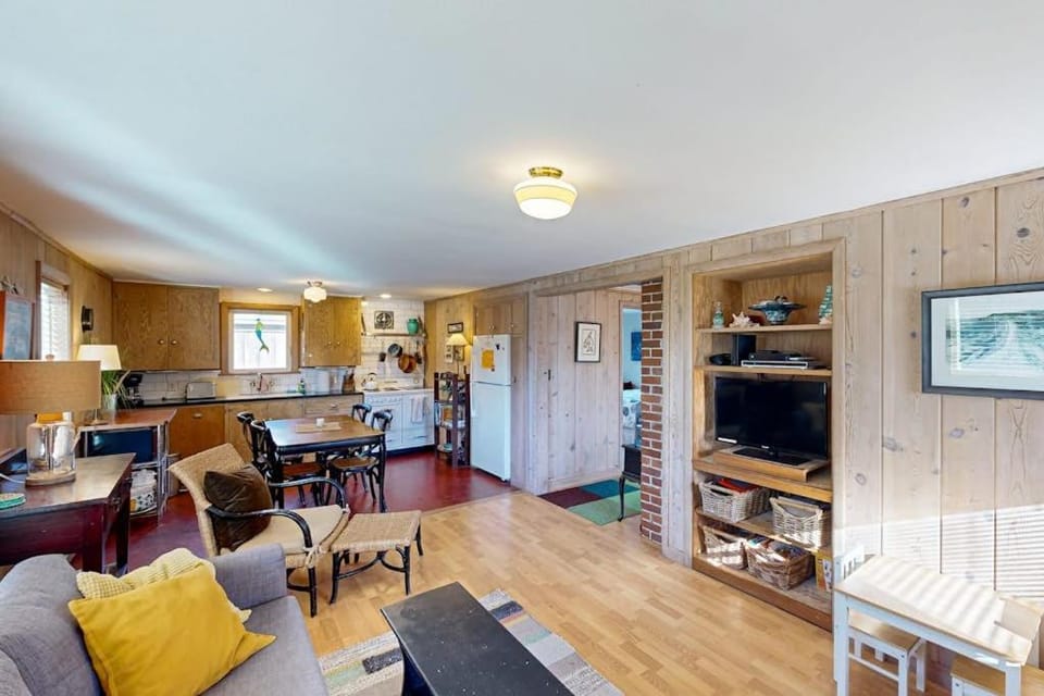 Adorable coastal home near the beach & downtown with deck & private washer&dryer House in Manzanita