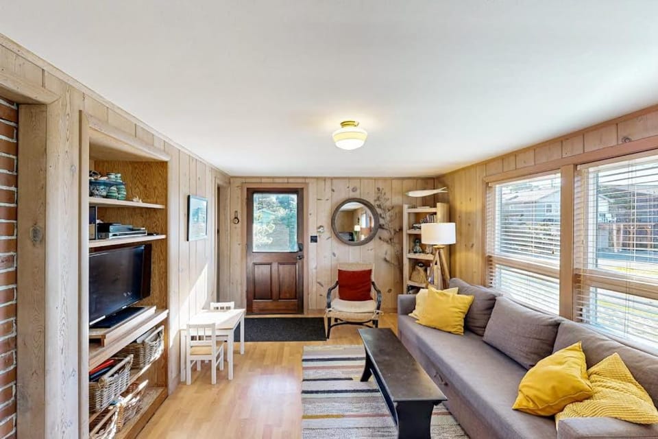 Adorable coastal home near the beach & downtown with deck & private washer&dryer House in Manzanita