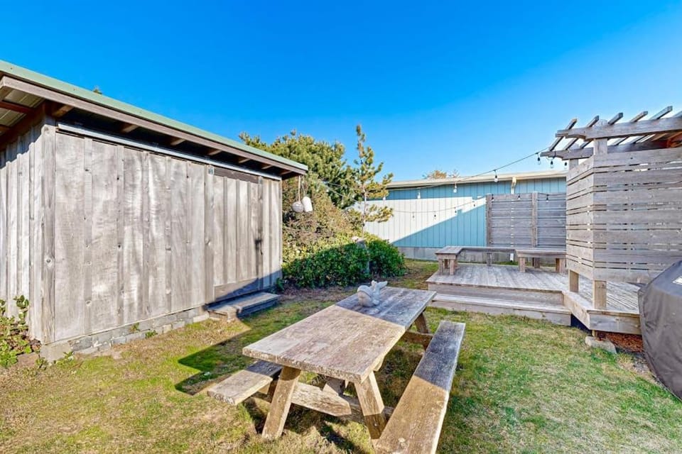 Adorable coastal home near the beach & downtown with deck & private washer&dryer House in Manzanita