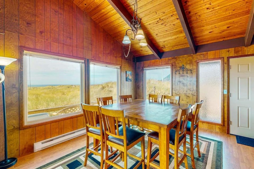 Oceanfront home with a deck washer&dryer fireplace - two dogs welcome House in Manzanita