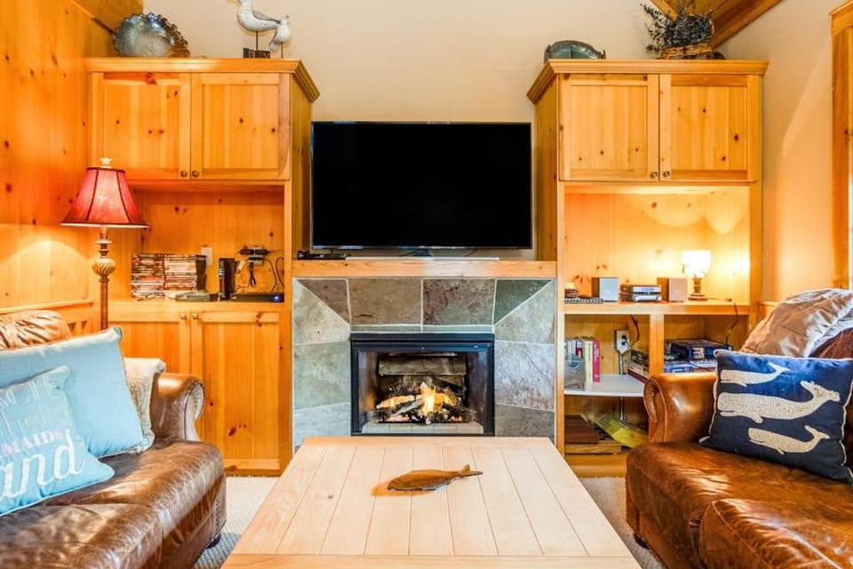2-story dog-friendly 1 block from the beach with deck patio gas fireplace W&D House in Manzanita