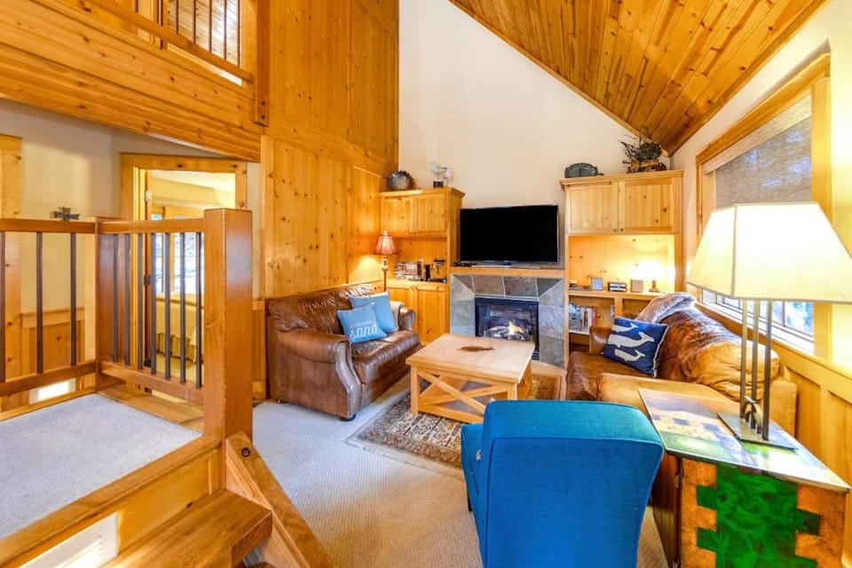 2-story dog-friendly 1 block from the beach with deck patio gas fireplace W&D House in Manzanita