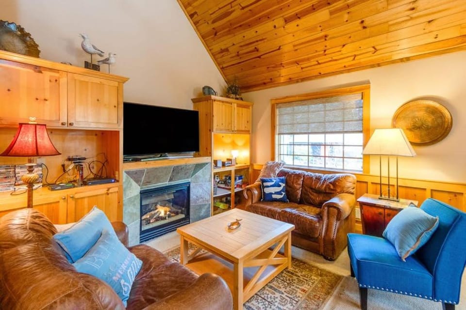 2-story dog-friendly 1 block from the beach with deck patio gas fireplace W&D House in Manzanita