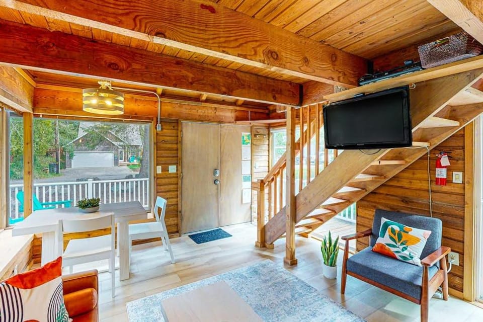 Cozy home with loft steps to ocean with workspace and streaming House in Manzanita