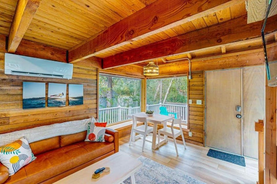Cozy home with loft steps to ocean with workspace and streaming House in Manzanita