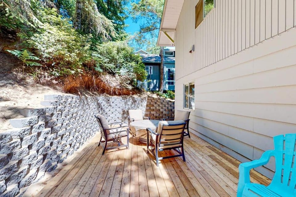 Hidden Oasis - Dog-friendly house in Manzanita with 3 decks walk to the beach House in Manzanita