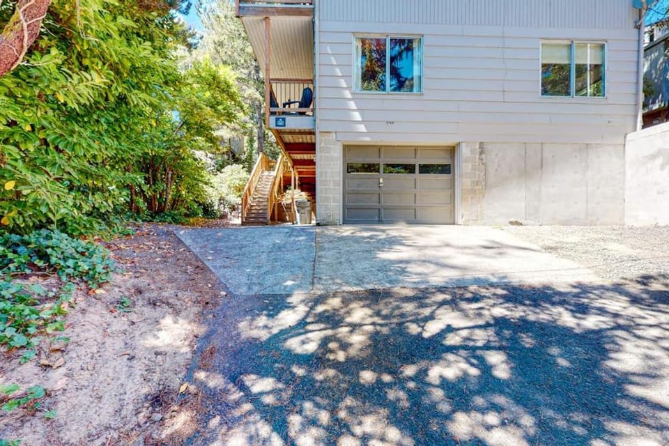 Hidden Oasis - Dog-friendly house in Manzanita with 3 decks walk to the beach House in Manzanita
