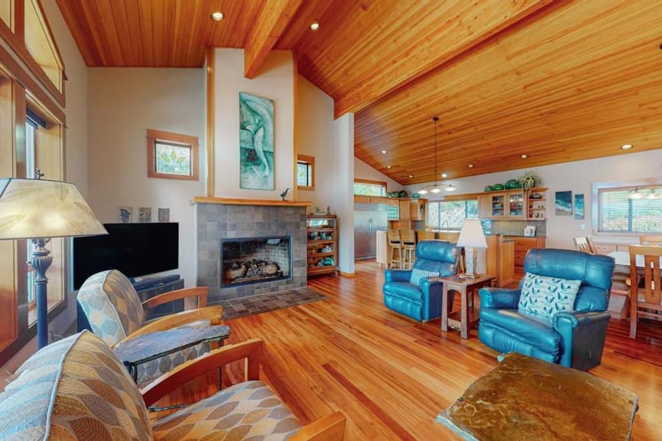 Dog-friendly ocean-view home near the beach with large deck grill & Ping-Pong House in Washington