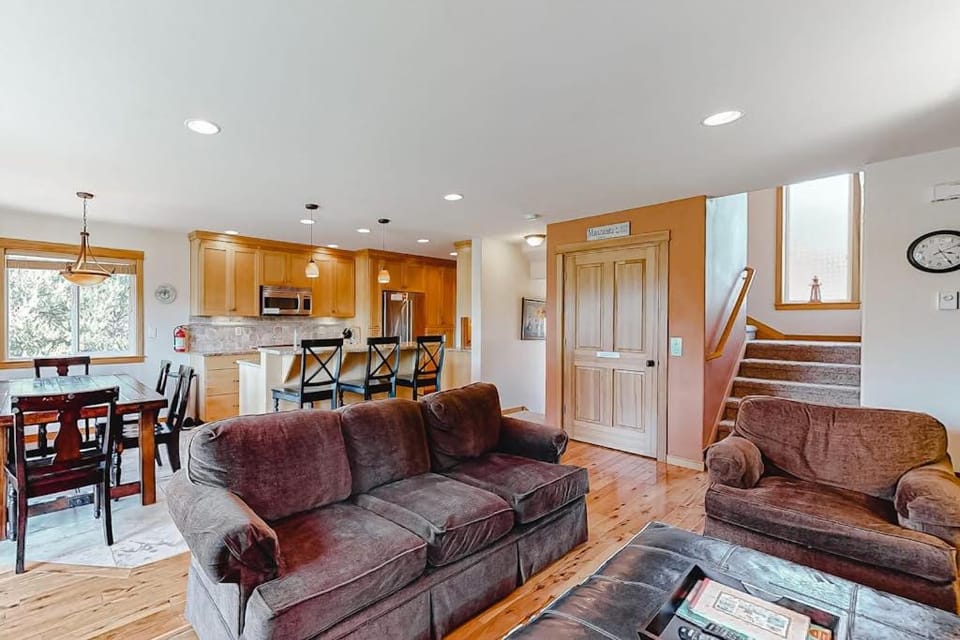 Home with a washer&dryer fireplace & spacious deck with grill House in Manzanita