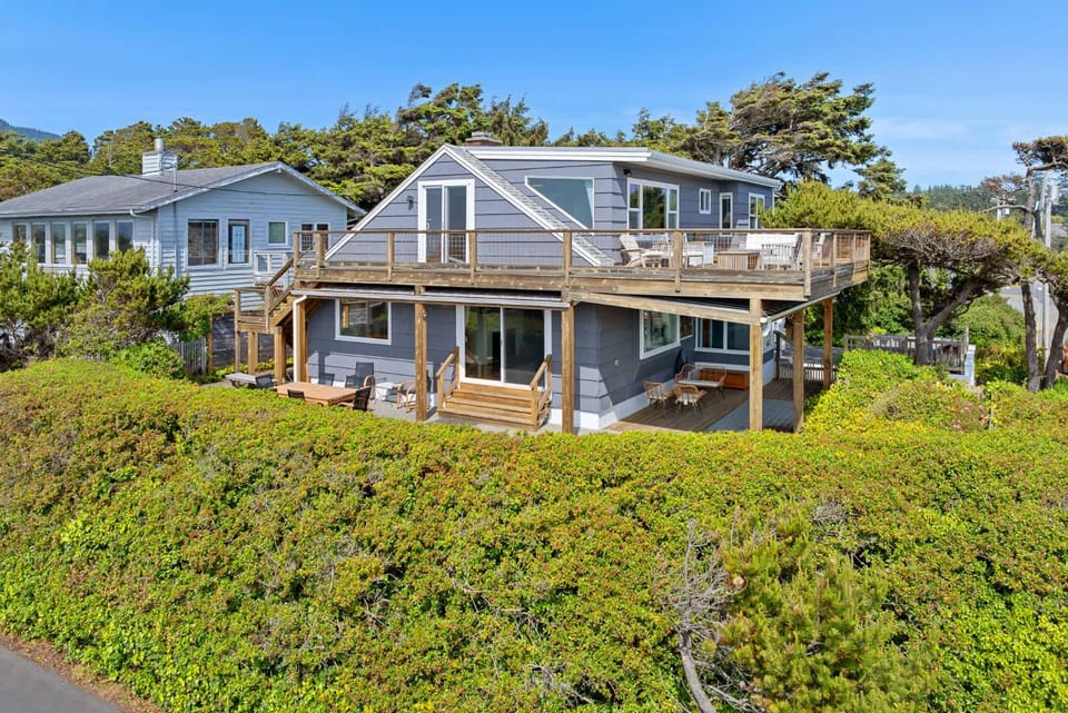 Gorgeous dog-friendly home with spectacular ocean views & deck - walk to Main St House in Manzanita