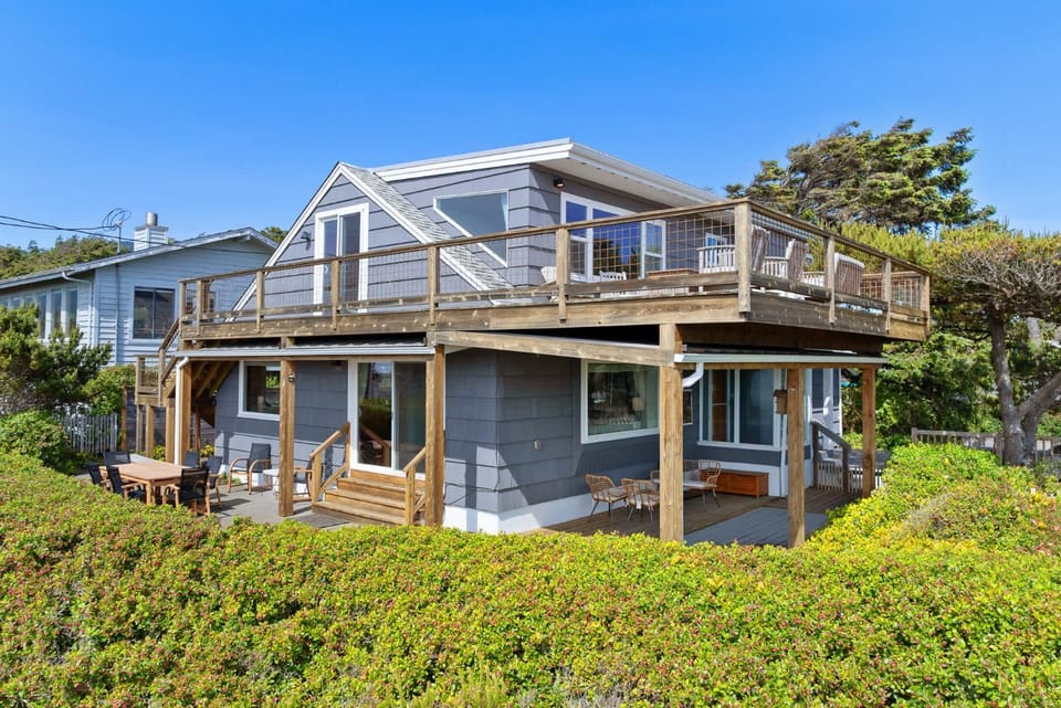 Gorgeous dog-friendly home with spectacular ocean views & deck - walk to Main St House in Manzanita
