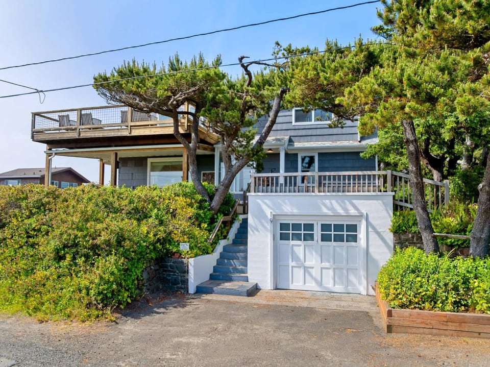 Gorgeous dog-friendly home with spectacular ocean views & deck - walk to Main St House in Manzanita