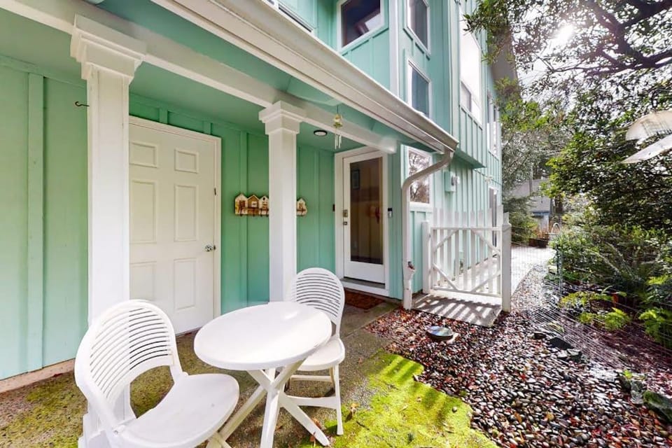 Tree-lined coastal home with wood fireplace yard W&D & games - dog-friendly House in Manzanita