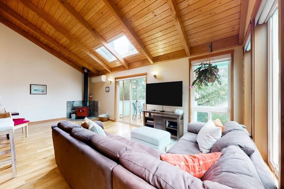 Tree-lined coastal home with wood fireplace yard W&D & games - dog-friendly House in Manzanita