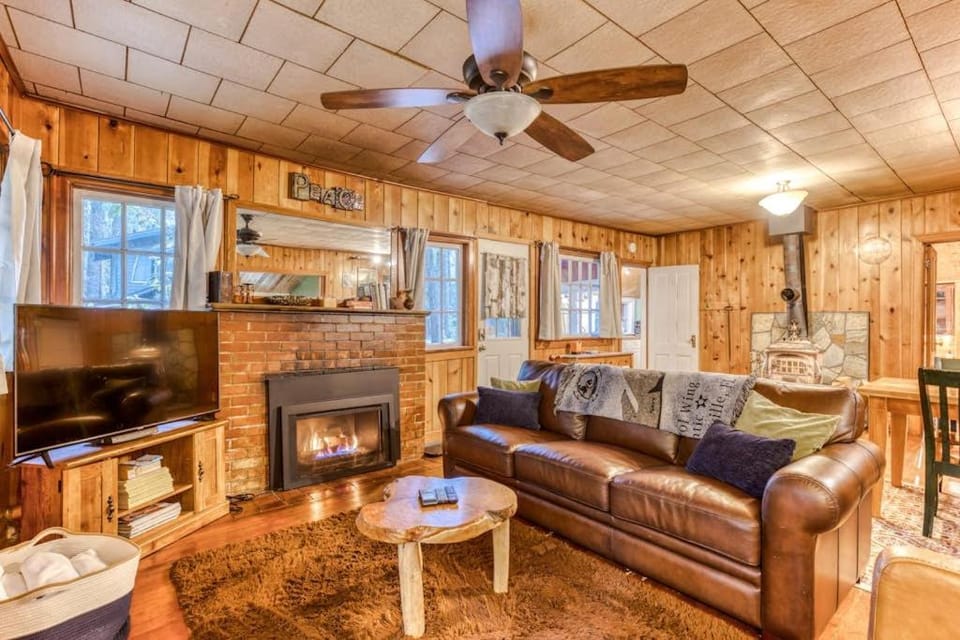 Creek-side cabin with private hot tub & fireplace - near hiking trails & slopes Cabin in Welches
