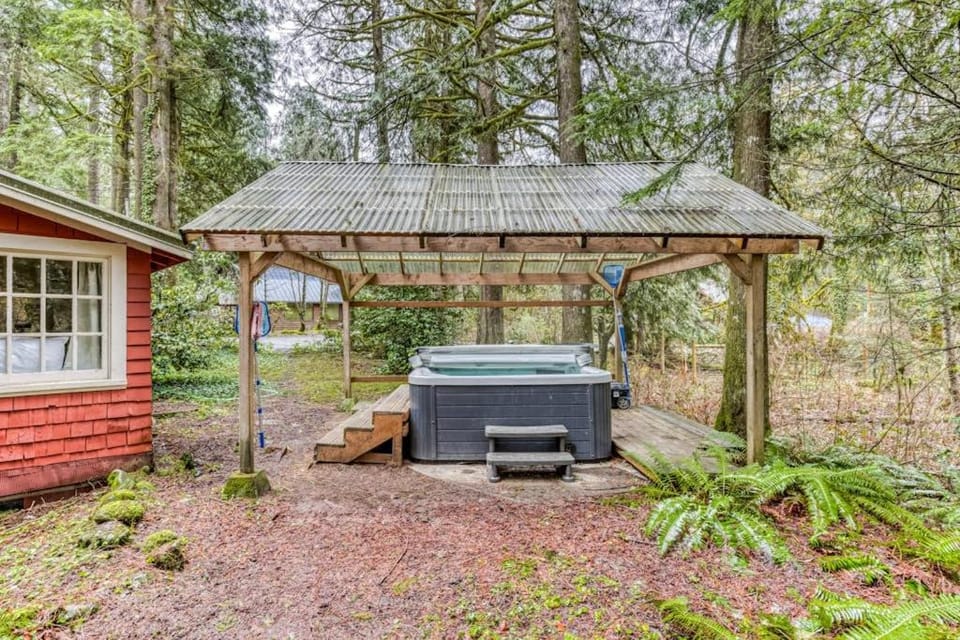 Creek-side cabin with private hot tub & fireplace - near hiking trails & slopes Cabin in Welches