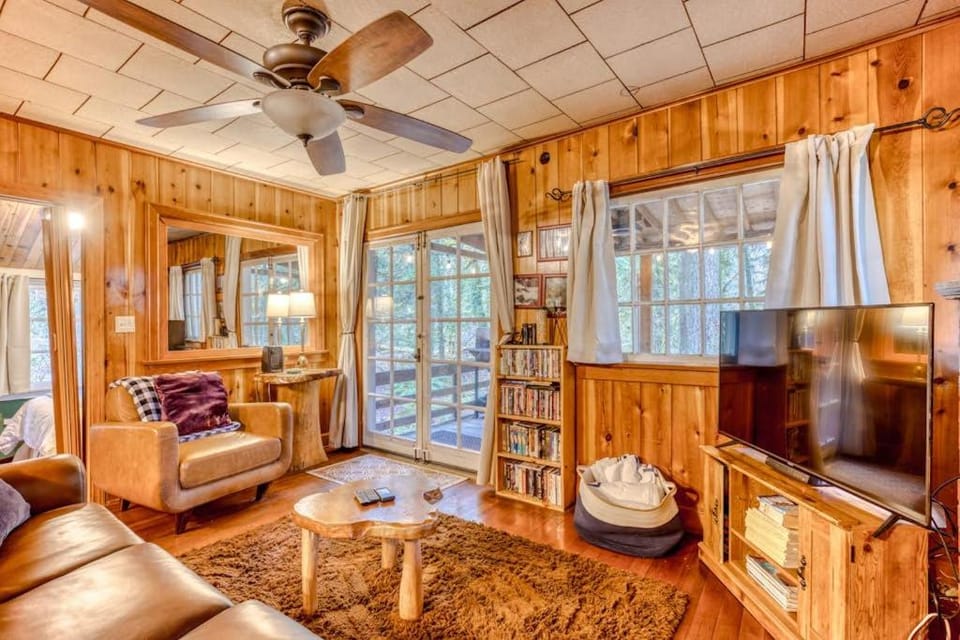 Creek-side cabin with private hot tub & fireplace - near hiking trails & slopes Cabin in Welches