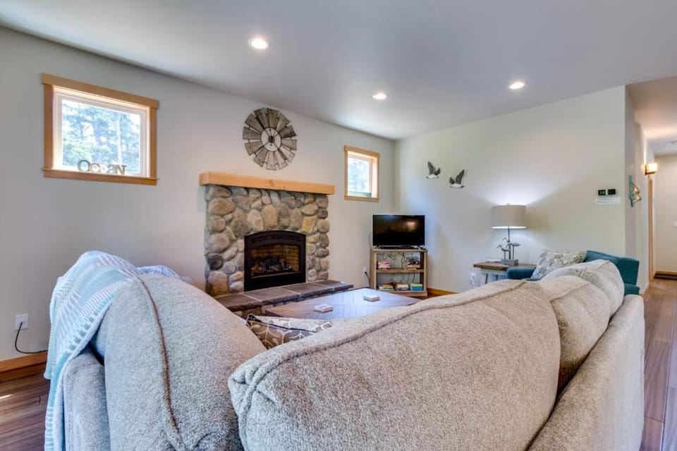 Kid-friendly house with fireplace entertainment and nearby beach access House in Manzanita
