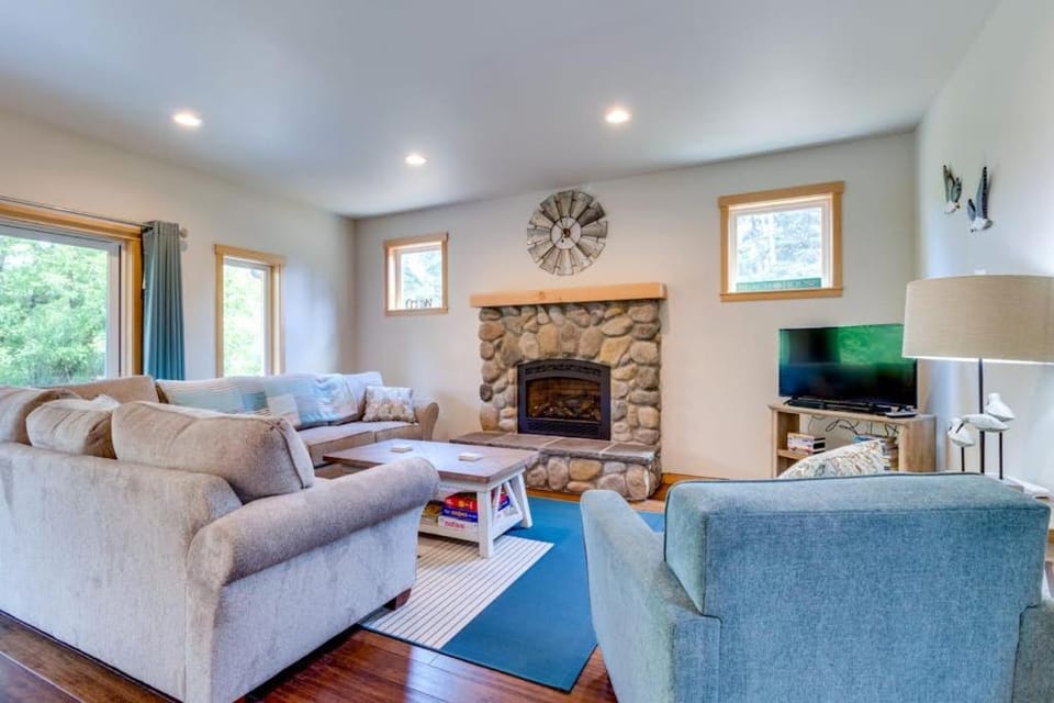 Kid-friendly house with fireplace entertainment and nearby beach access House in Manzanita