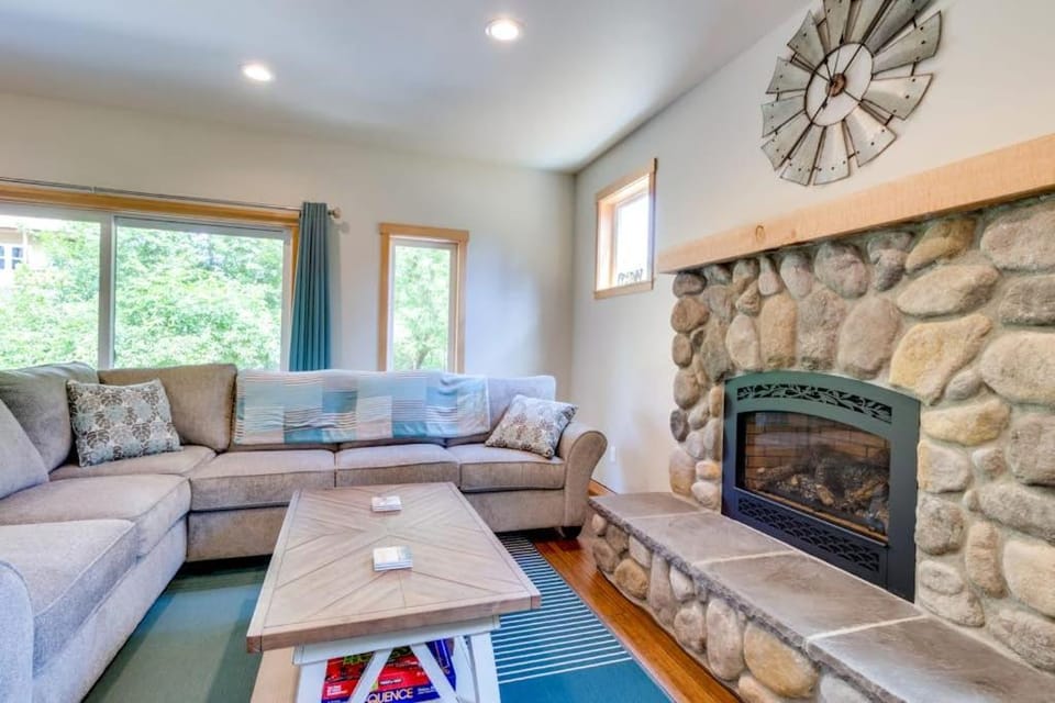 Kid-friendly house with fireplace entertainment and nearby beach access House in Manzanita