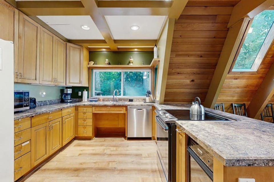 Dog-friendly A-frame cabin with private hot tub - tranquil setting near skiing Cabin in Welches