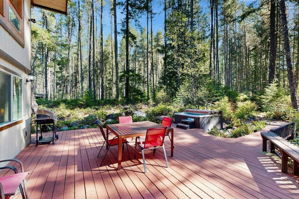 Dog-friendly A-frame cabin with private hot tub - tranquil setting near skiing Cabin in Welches