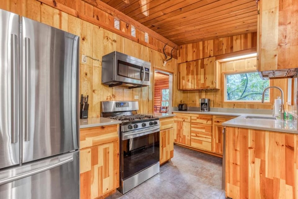 Rustic lodge with private hot tub fireplace & riverfront views - dog-friendly House in Mount Hood Village