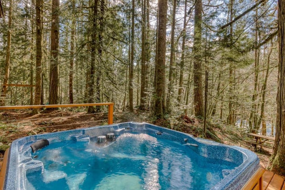 Rustic lodge with private hot tub fireplace & riverfront views - dog-friendly House in Mount Hood Village