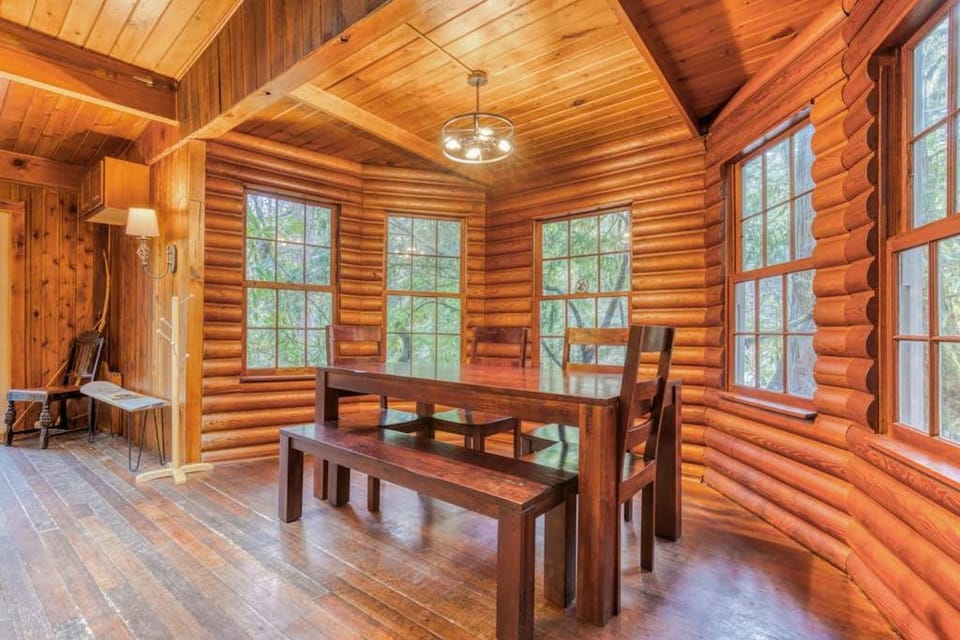 Rustic lodge with private hot tub fireplace & riverfront views - dog-friendly House in Mount Hood Village