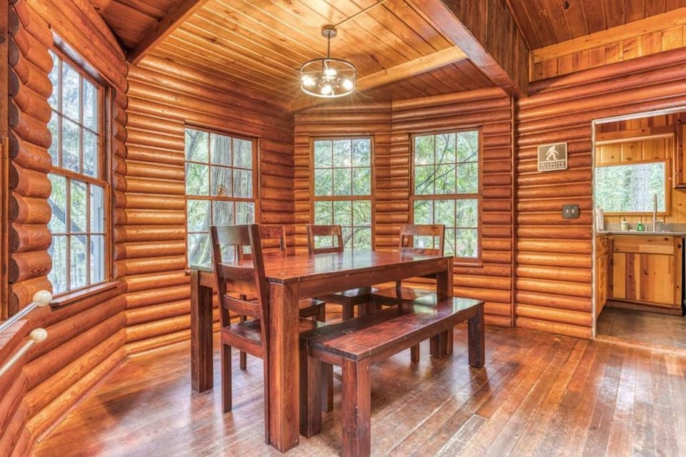 Rustic lodge with private hot tub fireplace & riverfront views - dog-friendly House in Mount Hood Village