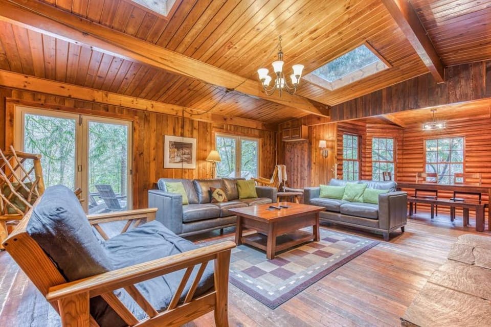 Rustic lodge with private hot tub fireplace & riverfront views - dog-friendly House in Mount Hood Village
